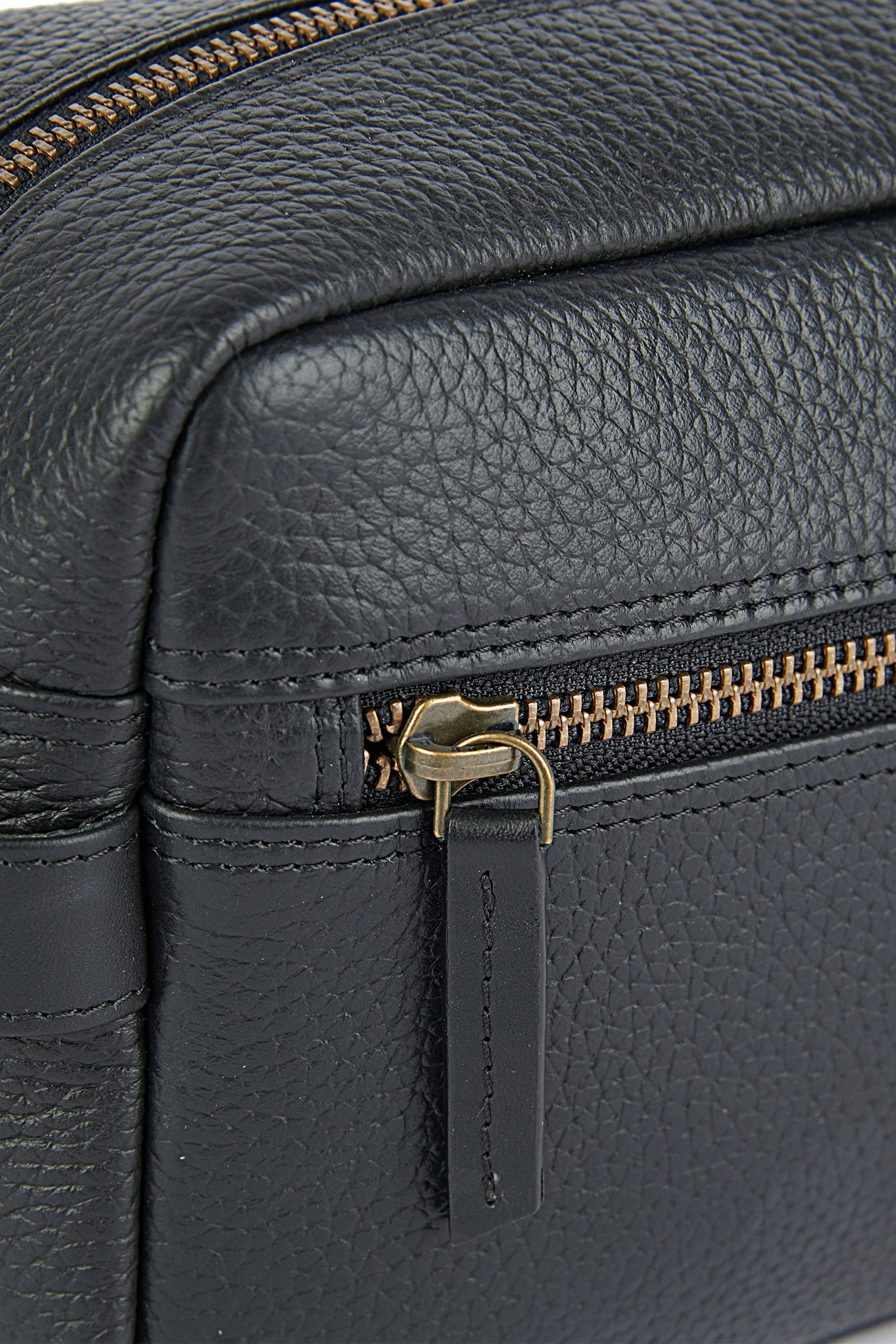 Barbour Highgate Leather Washbag Black - Image 3